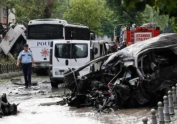 İstanbul Vezneciler'de polise bombalı saldırı