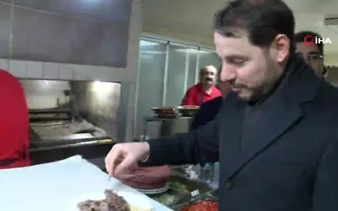 Bakan Berat Albayrak Gazetecilere Pide Ikram Etti Ahaber Video Izle