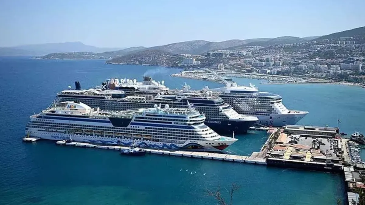 Kuşadası'na 5 kruvaziyerle 10 bin 916 turist geldi