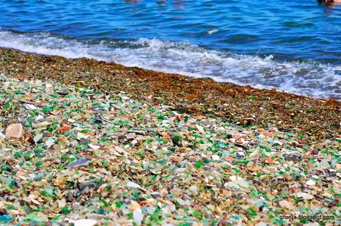 Okyanus cam şişeleri rengarenk taşlar halinde geri verdi