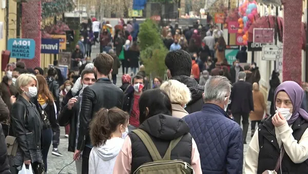 Koronavirüs yasakları kalktı AVM'ler rekor kırdı! Vatandaşlar akın etti - 7