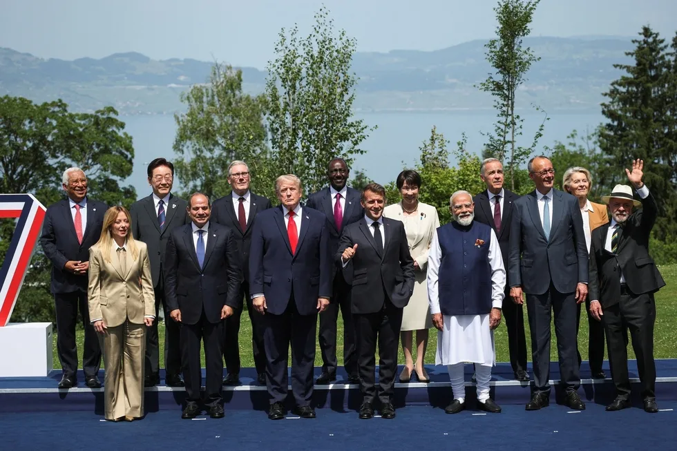 G7 Zirvesi'nde liderler aile fotoğrafı için poz veriyor (AFP)