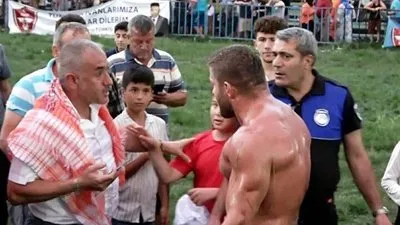 Başpehlivan müsabaka sonrası sert tepki gösterdi