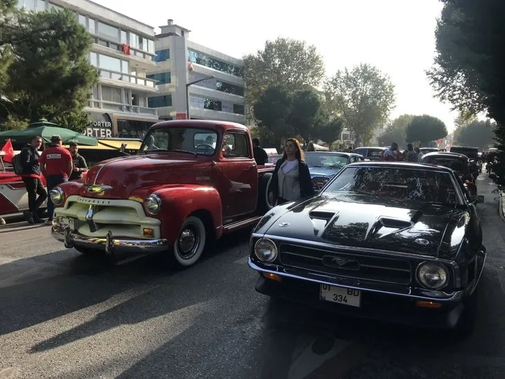 Klasik otomobillerden 29 Ekim Cumhuriyet Bayramı konvoyu
