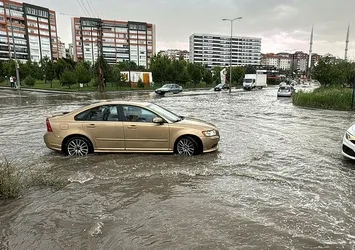 Ankara'da dolu ve kuvvetli yağış yolları göle çevirdi! Araçlar yollarda mahsur kaldı