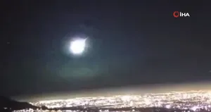 Gece düştü! Gökyüzünü aydınlattı