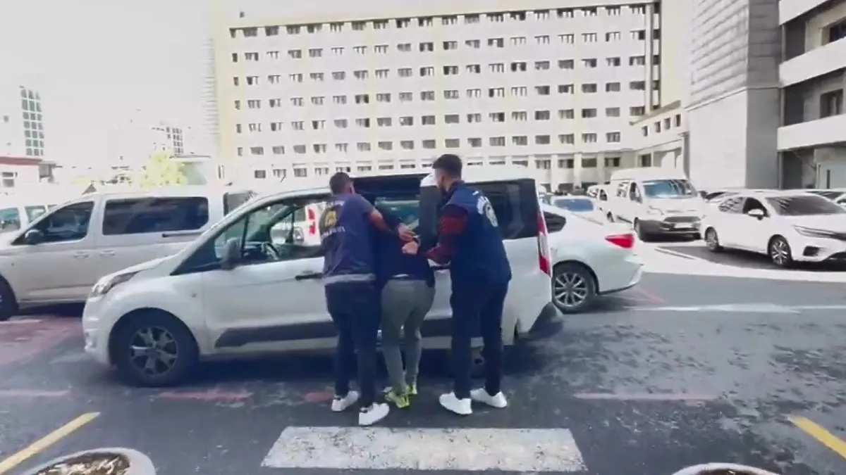 Peygamberlere küfür ve hakaret etmişti: O hadsiz komedyene gereği yapıldı! Ters kelepçeli tutuklama