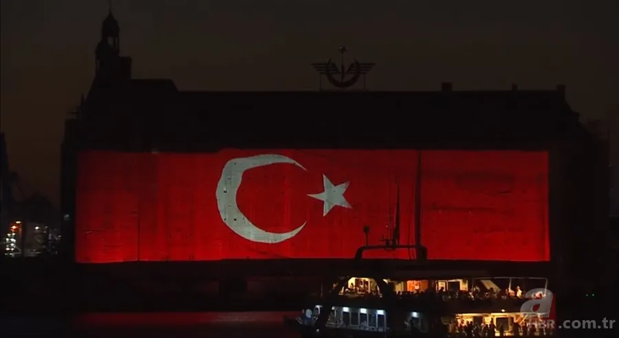15 Temmuz kahramanları yad ediliyor! Haydarpaşa Gar Binası ve Galata Kulesi'nde mapping gösterileri... 1