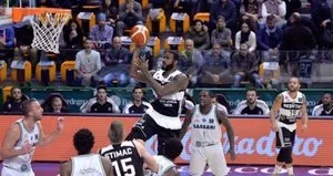 Kartal son saniyede kanatlandı