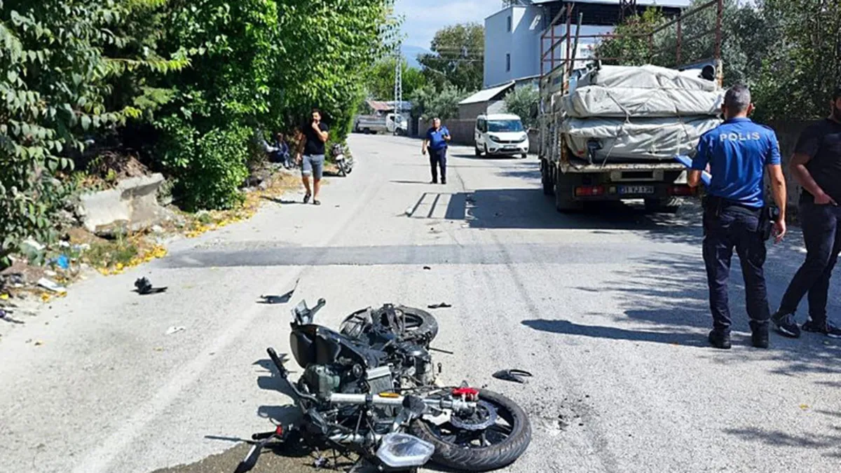 Motosiklet ile kamyonet çarpıştı! 1 ağır yaralı...