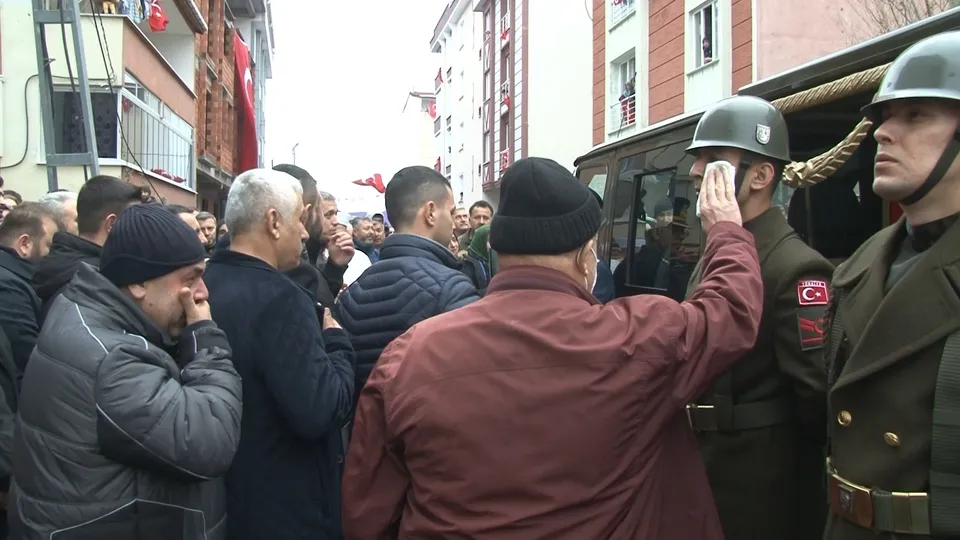 Pençe Kilit şehidinin cenazesi baba ocağına getirildi! Ağlayan askerin gözyaşını vatandaş sildi