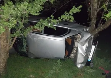 Kontrolden çıkan araç şarampole yuvarlandı