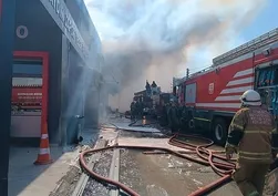 İzmir'de otomobil yedek parça dükkanında yangın!