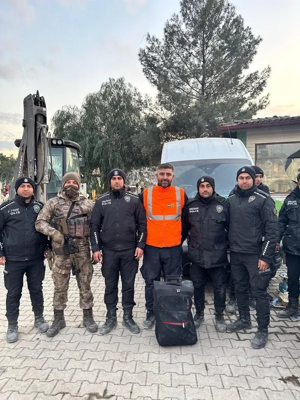 Enkazda 4 milyon dolar! Hemen polise teslim etti! Gerçek sonradan ortaya çıktı