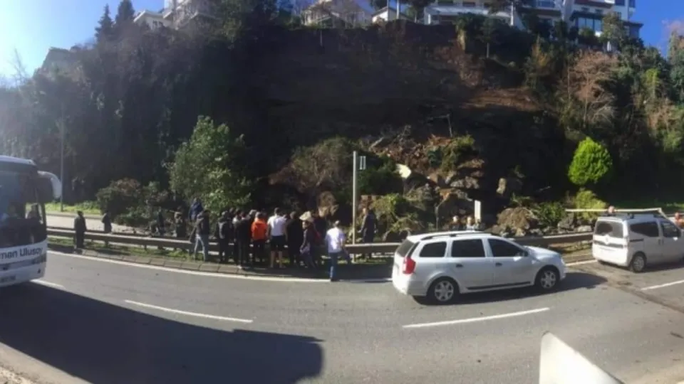 Karadeniz Sahil Yolu’nda heyelan