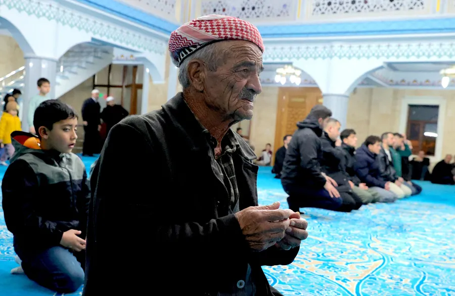 kadir-gecesinde-eller-semaya-acildi-milyonlar-huzurda-bulustu-1773686370853.jpg Kadir Gecesi'nde eller semaya açıldı: Milyonlar huzurda buluştu - 1