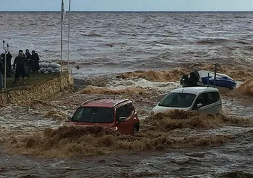 Mersin'de araçlar sele kapıldı