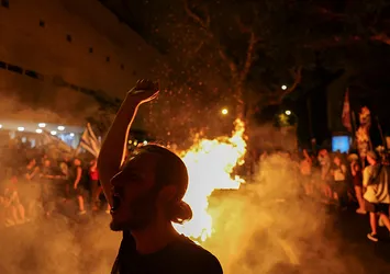 İsrail'de yüz binler sokakta öfke dorukta! Eylemciler Netanyahu'nun evini bastı