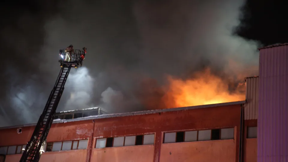 İstanbul'da fabrika yangını! Ölü ve yaralılar var...