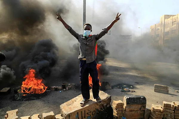 Son dakika: Sudan’da askeri darbe girişimi: Başbakan ve parti liderleri tutuklandı