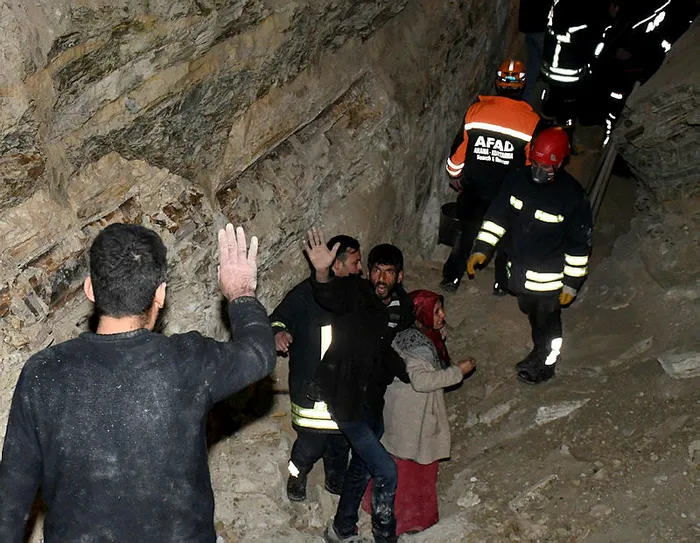 Aydın'da kanalizasyon borusu döşeyen işçi toprak altında kalıp öldü - 3
