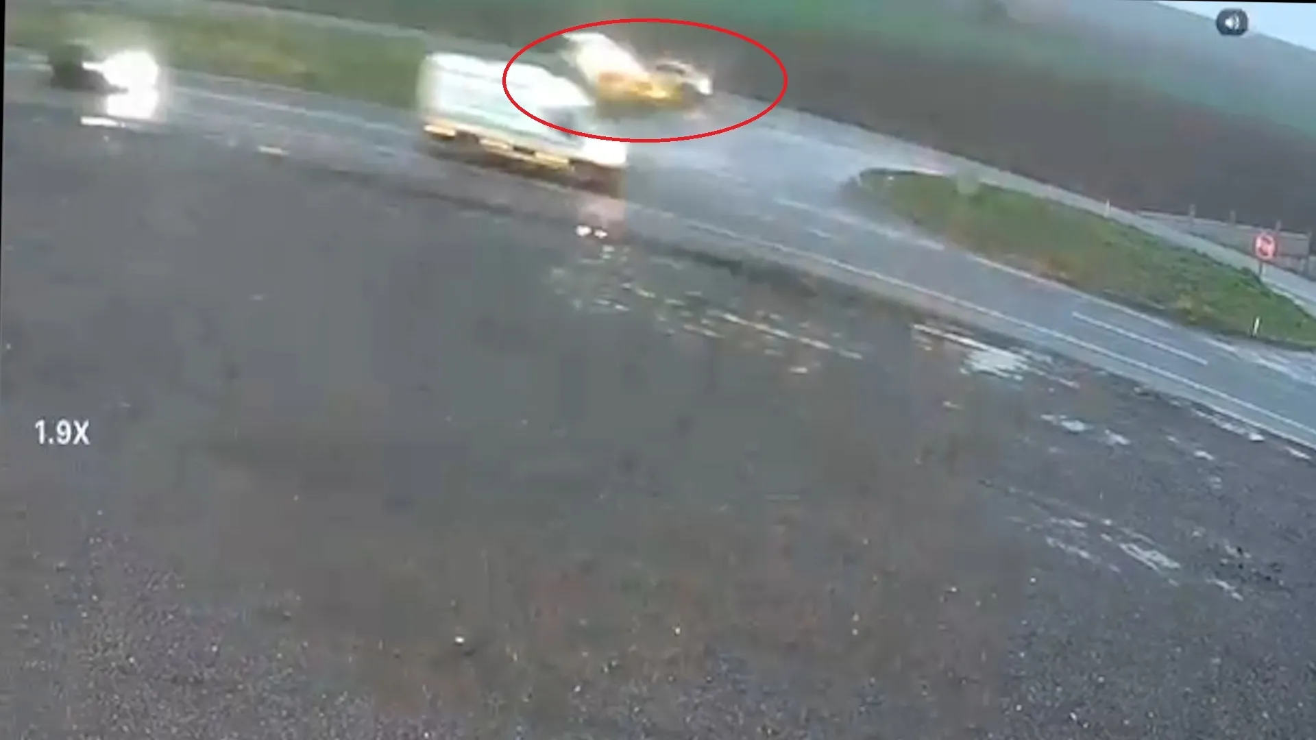 Otomobil ile hafif ticari aracın çarpıştığı kaza kamerada