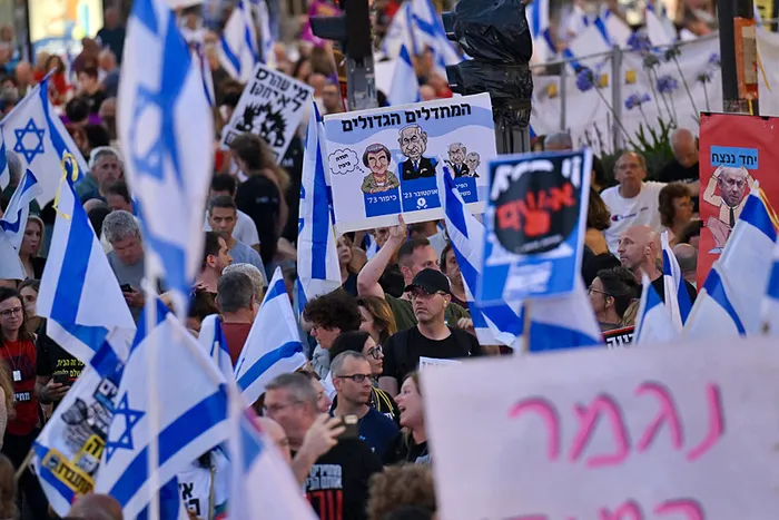 İsrail sokakları yeniden karıştı! Protestolarının göbeğinden canlı yayın | Netanyahu istifa eylemine polisten sert müdahale