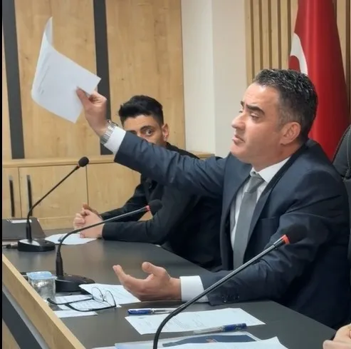 chpli-baskandan-skandal-harekt-meclis-uyesine-kufurler-yagdirip-kovmaya-calisti-1772490494389.jpg Meclis üyesine hakaret edip salondan kovmaya çalıştı - 3