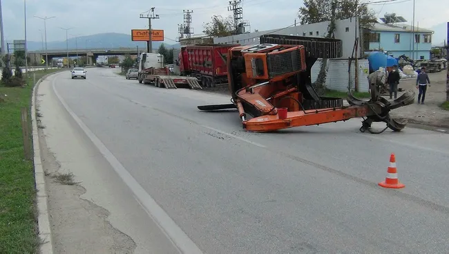 Bursa Ankara yolunda facianın eşiğinden dönüldü! Tonlarca ağırlığındaki iş makinesi karayoluna devrildi - 3