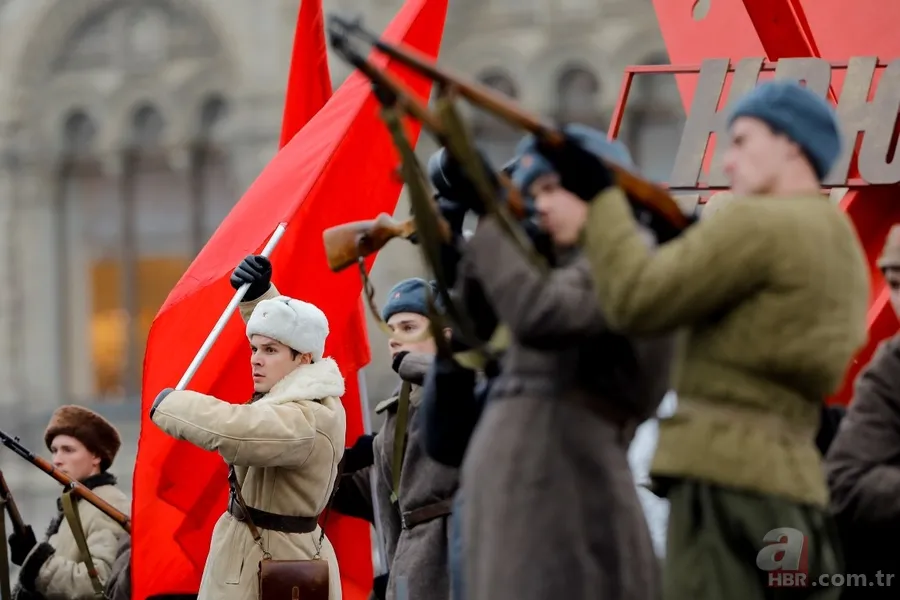 Rusya'dan renkli görüntüler! 'Sovyet askerleri' Kızıl Meydan'da... 23