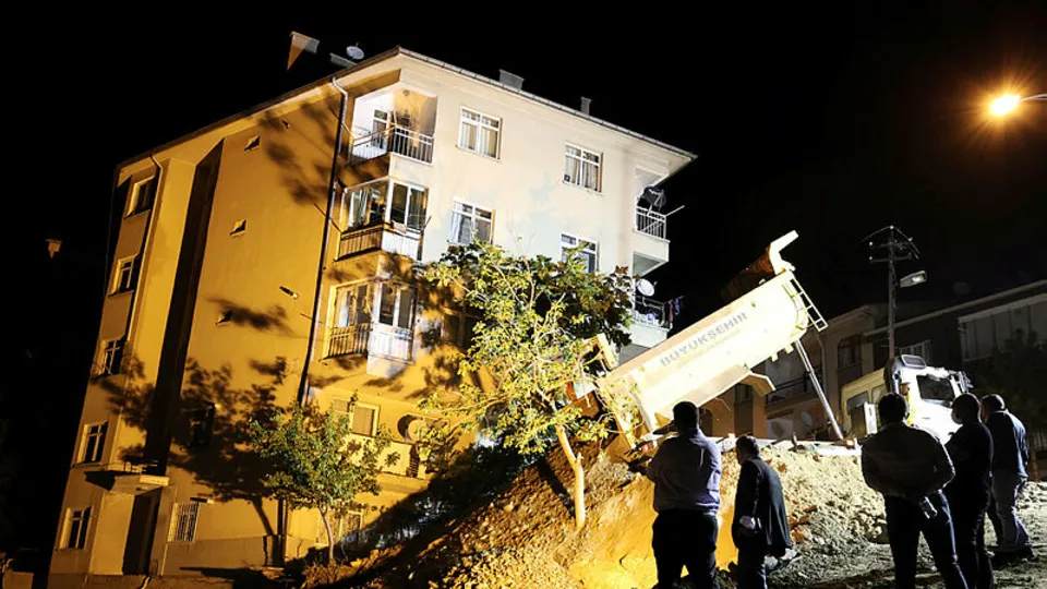 Ankara'da korku dolu gece! İnşaat kazısı nedeniyle 5 bina tahliye edildi! Mağdurlardan dikkat çeken sözler