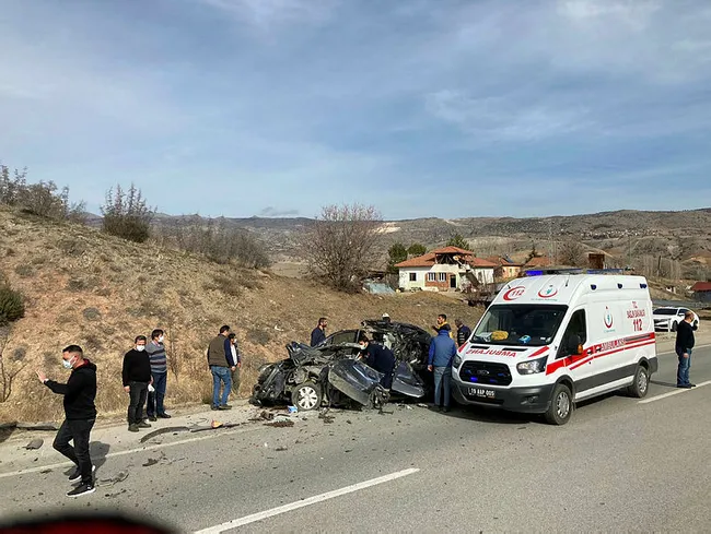 Çorum’da TIR'a çarpan otomobil hurdaya döndü! 1 ölü, 2 yaralı - 3