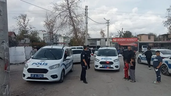 antalyada-evli-ciftin-kavgasina-aileler-karisinca-karakolluk-oldular-1668771935881.jpg Antalya’da evli çiftin kavgasına aileler karışınca karakolluk oldular - 2