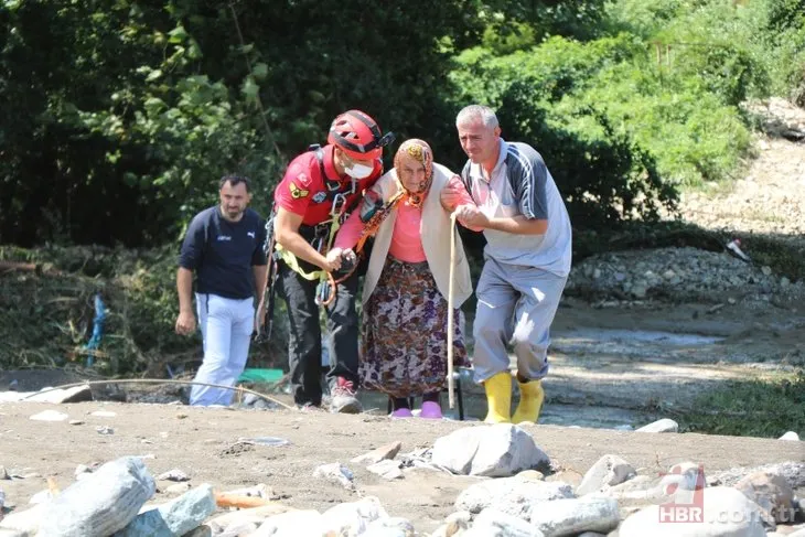 Sel sularında mahsur kalmışlardı! 5 kişilik aile böyle kurtarıldı