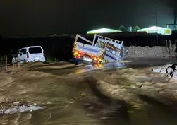 Manisa'da dere taştı! 2 araç mahsur kaldı