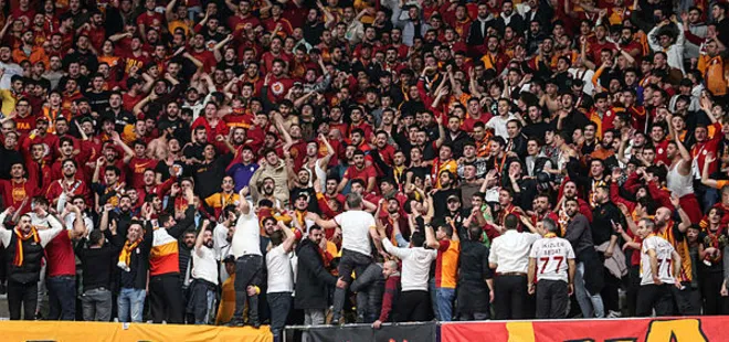 Fenerbahçe - Galatasaray maçı tribün olayları nedeniyle durdu! Taraftarlar tribünleri boşalttı