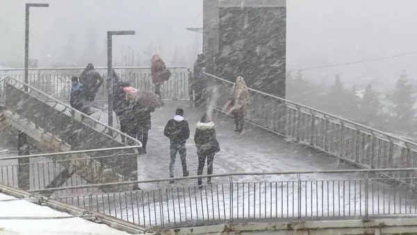 istanbul beylikduzu kar yagisinda son durum lapa lapa yagiyor