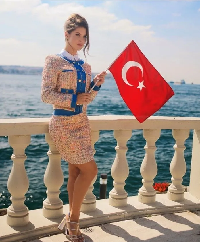 Amanda Cerny'nin Ayasofya pozu ABD'lileri çıldırttı