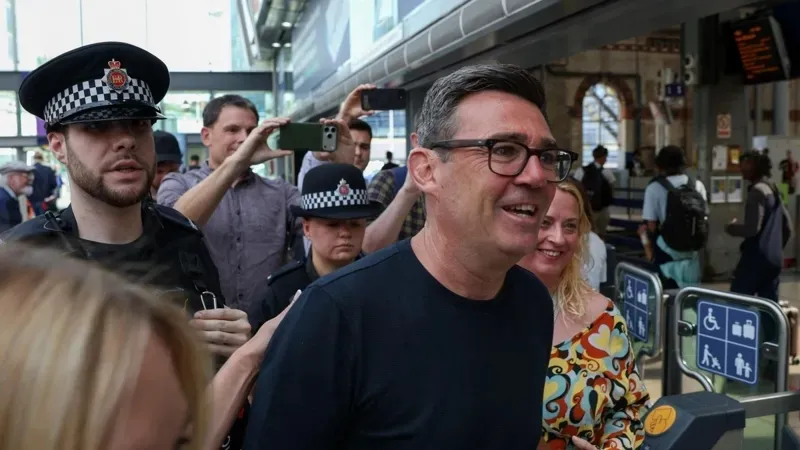 İngiltere'nin yeni Başbakanı Andy Burnham oldu - 3