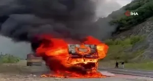 Seyir halindeki tır alev alev yandı