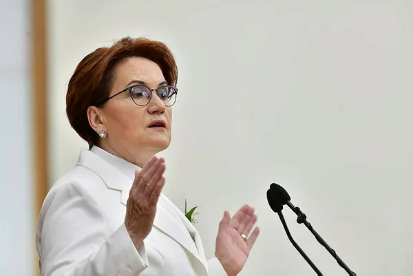 Meral Akşener İsmail Küçükkaya’ya dil çıkardı sosyal medyada olay oldu
