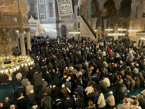 ayasofya-i-kebir-camii-ramazan-ayini-karsiladi-88-yil-sonra-kilinan-teravih-namazinda-buyuk-heyecan-1648839316301.jpg