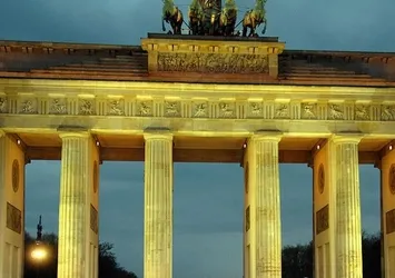 Tarihi Brandenburg Kapısı Türk bayrağının renkleriyle ışıklandırılacak