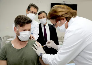 Yerli aşıda flaş gelişme! İkinci dozu ilk gönüllü Nazif Durna'ya uygulandı