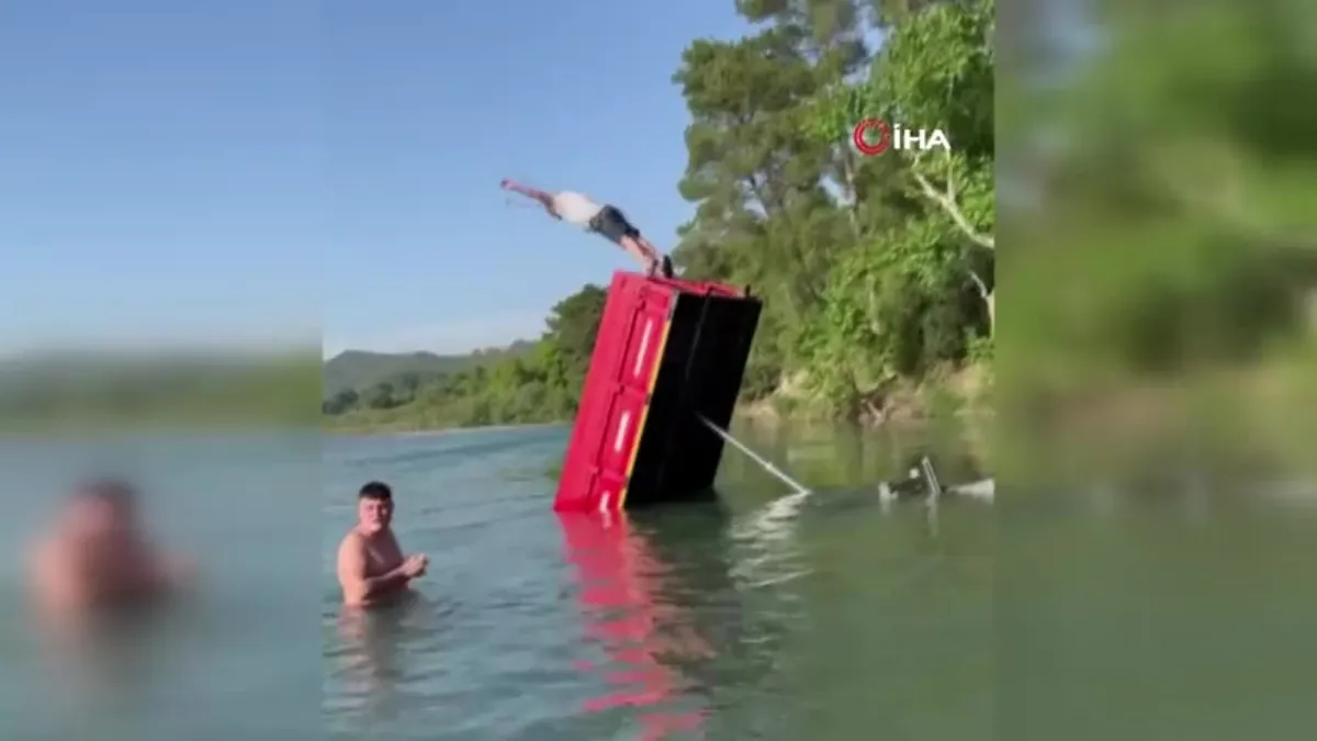 İlk gören tekne sanıyor! Traktör olduğuna inanamıyor