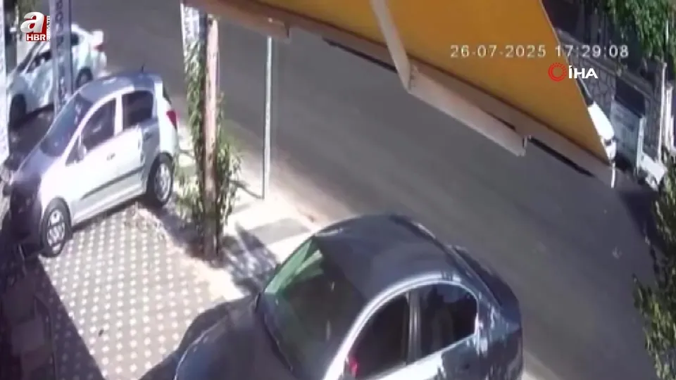 Araçta bırakılan çocuk aracın el frenini indirdi