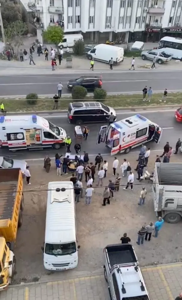 muglada-iki-grup-birbirine-girdi-ortalik-savas-alanina-dondu-1712785299672.jpeg Milas'ta korku dolu anlar! İki grup arasında silahlı kavga: Sokak ortasında defalarca kurşun yağdırdı | O anlar kamerada - 2