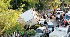 Freni patlayan kamyon 10 araca çarpıp kanala düştü