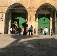 İsrailden Kurban Bayramı öncesi Mescid-i Aksaya alçak saldırı! Fanatik Yahudiler polis eşliğinde geldi