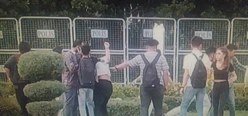 Adana'da liseli kız öğrenciler birbirine girdi! Yumruk yumruğa kavga kamerada